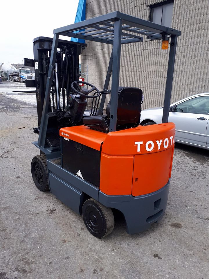 Toyota 5000lbs Capacity used electric forklift Montreal