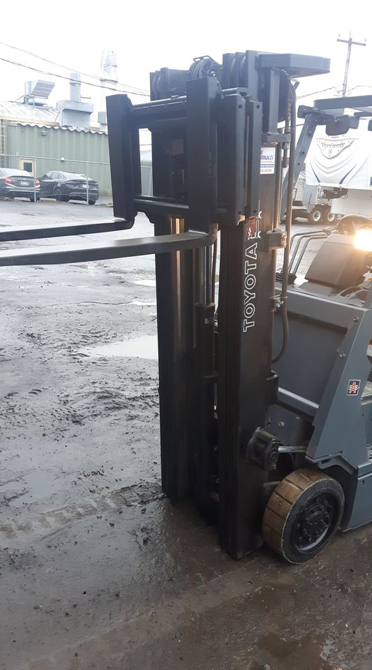 Pre-owned electric Toyota forklift Montreal with 5000lbs capacity